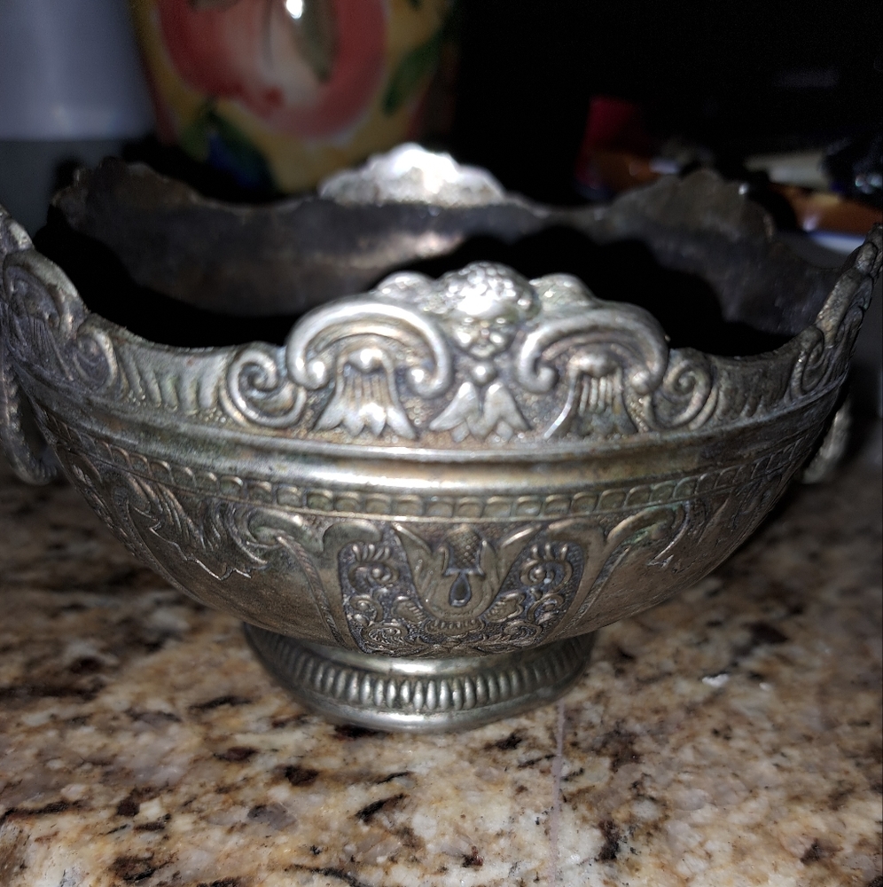Lovely Vintage Ds Company Silver Plated Bowl/ Cauldron With Swing Handles